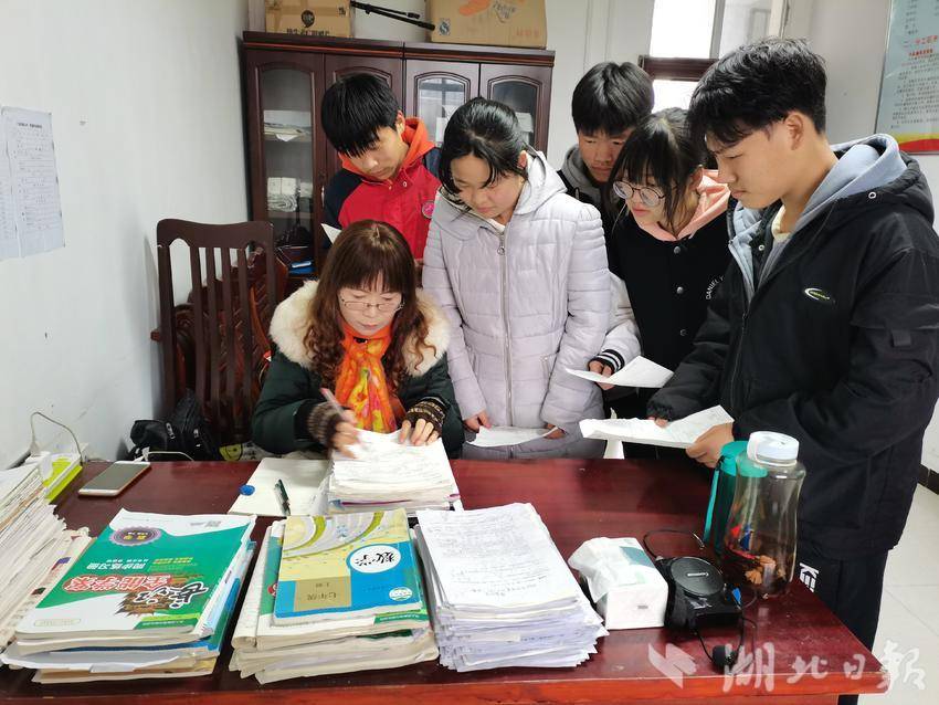三尺讲台守初心 三十三年育桃李——记扎根山村教育的优秀教师何玉箐 - 湖北日报新闻客户端