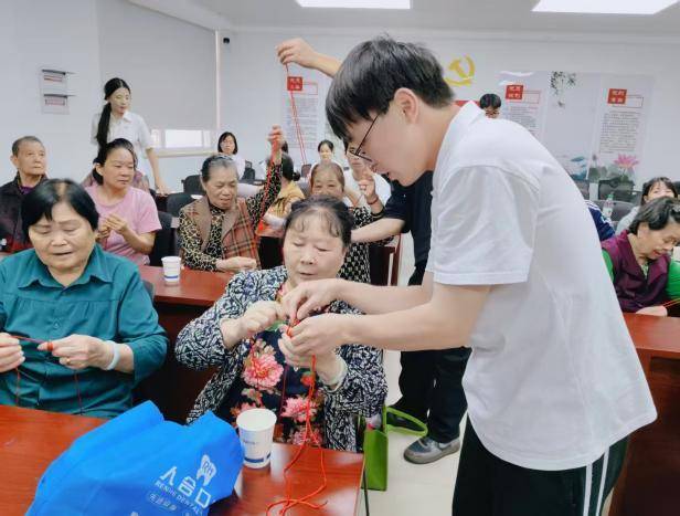 9.29巧手共编同心结，双节同庆家国圆主题活动.docx