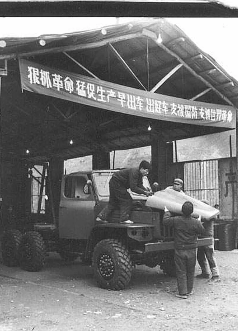 工人在芦苇棚里安装汽车。（资料图片）