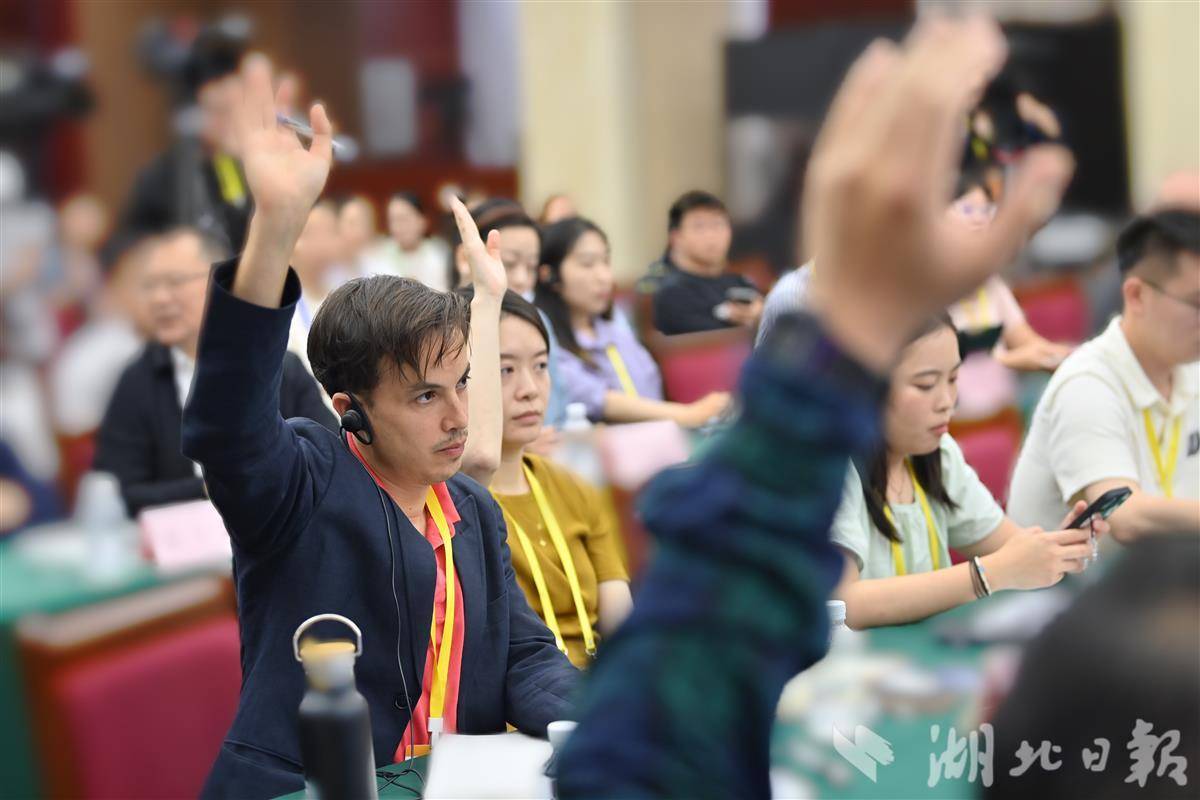 中外记者见面会上 ，记者们踊跃提问。（湖北日报全媒记者 朱熙勇 摄）