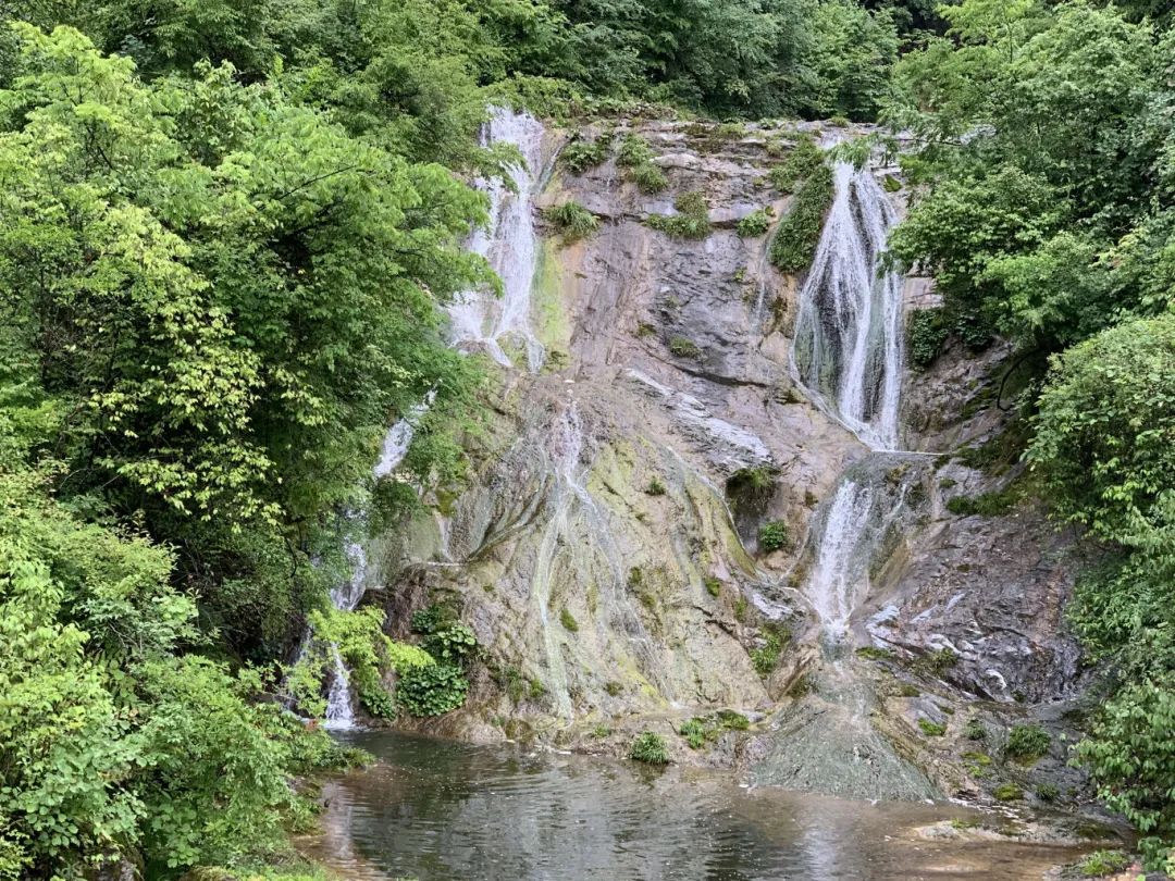 溪水从山崖倾泻而下，汇为平静的潭水。崔慧芬摄.jpg