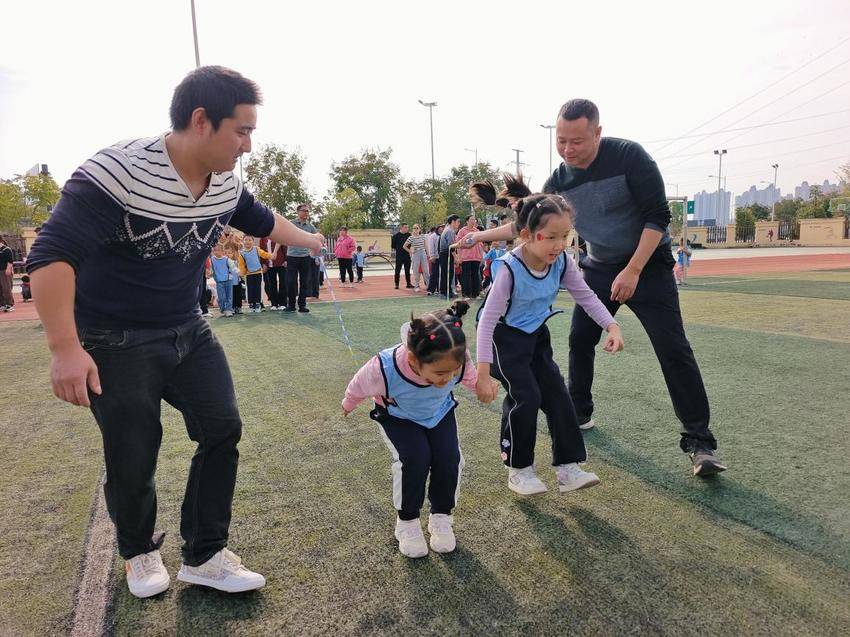 大班组亲子活动新闻稿.docx