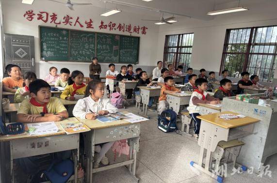 2025年秋畈雄小学教联体“课内比教学”赛课活动简报(1).docx