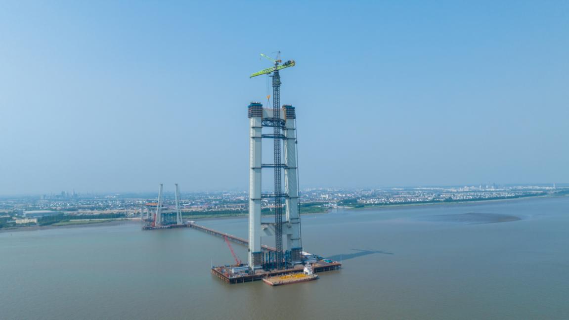 【交通强国】世界最高悬索桥索塔中横梁精准合龙.docx