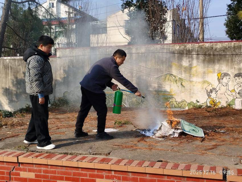 安陆市巡店初中：“四个一”消防行动拧紧校园“安全阀”.doc