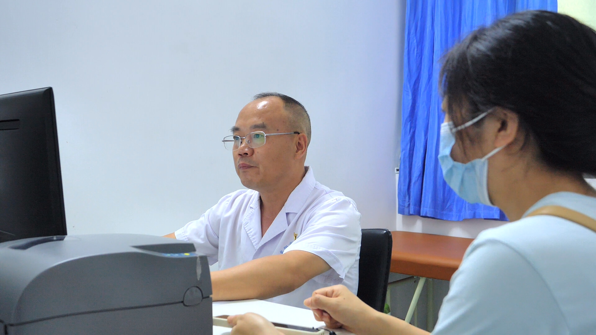 李鸣一接诊患者