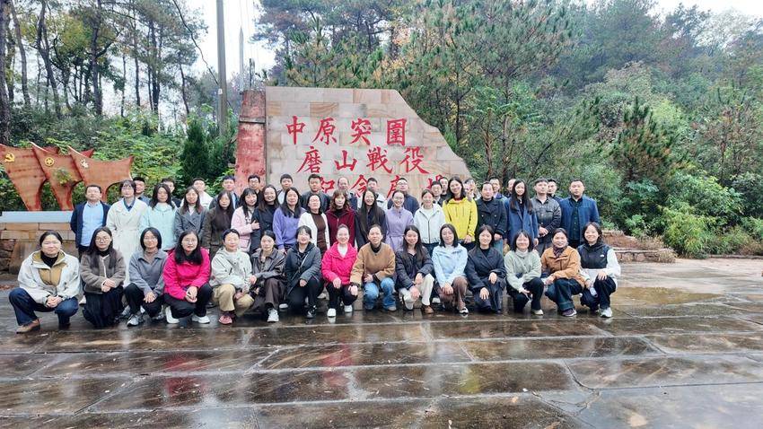 红色洗礼铸忠诚    知行合一勇担当.docx