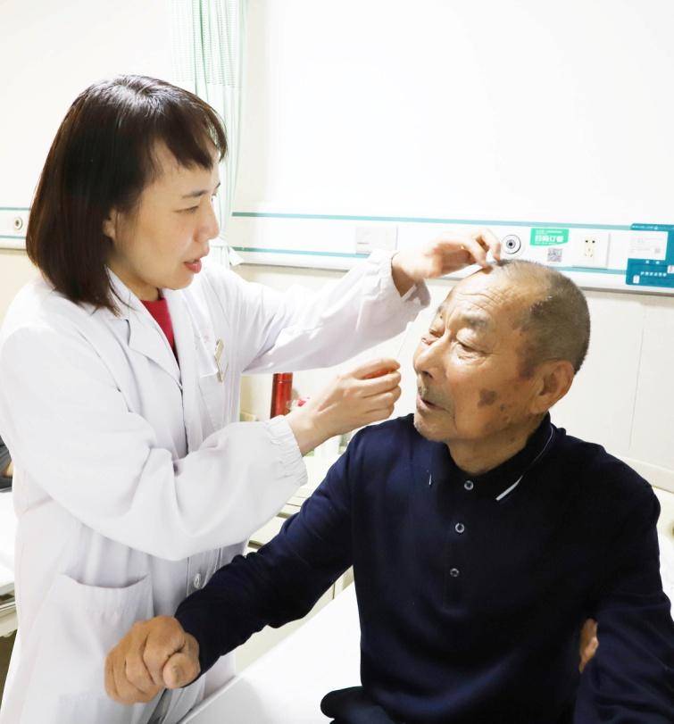 天门一医成功实施首例百岁老人白内障手术创医院高龄患者治疗新纪录.docx