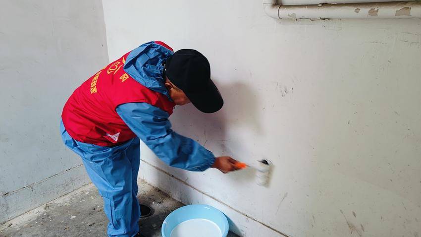 九龙洞社区：楼内居民齐参与，粉刷楼道焕新颜.doc