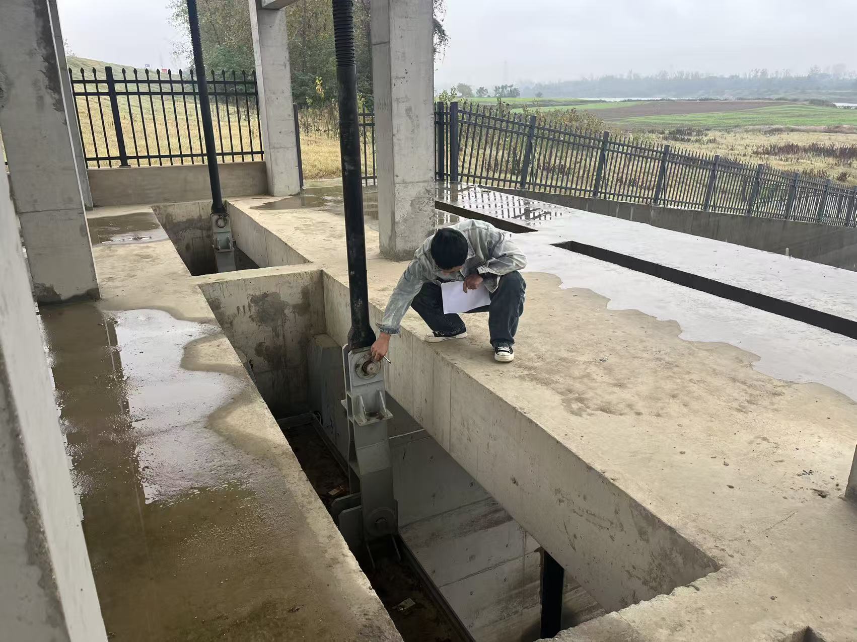 足迹有痕 护堤无声.doc