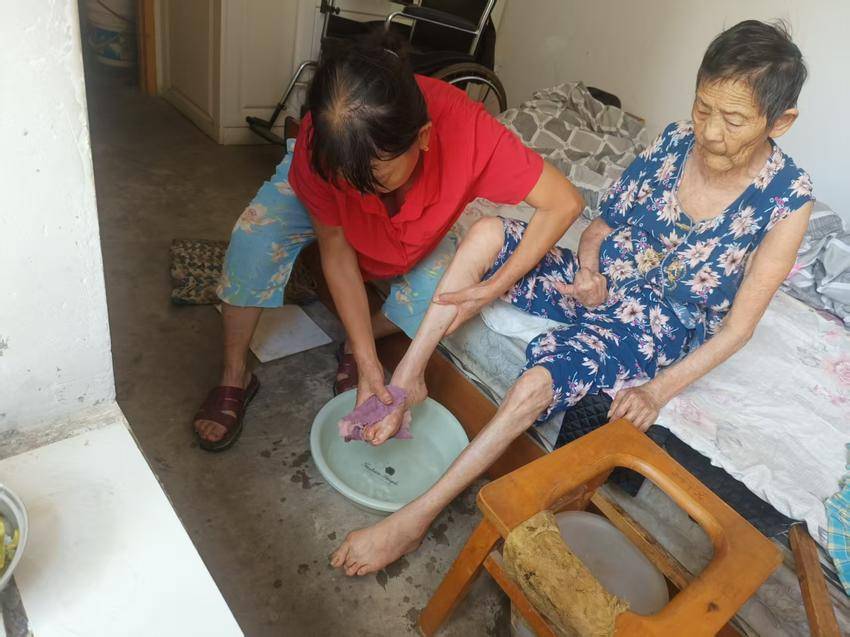 她视力残疾，却成了婆婆的全部光明 .doc