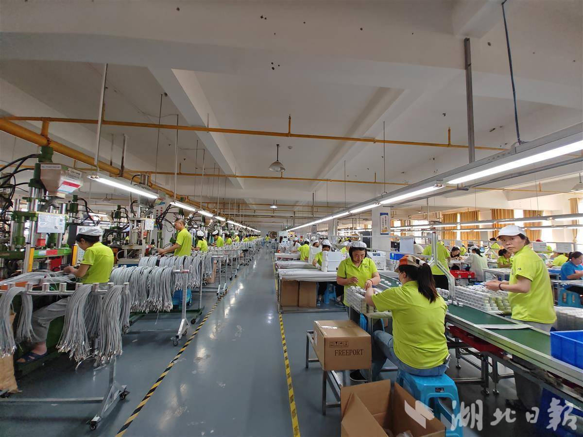 联基精密电子（恩施州）有限公司生产车间。（湖北日报全媒记者左晨摄）
