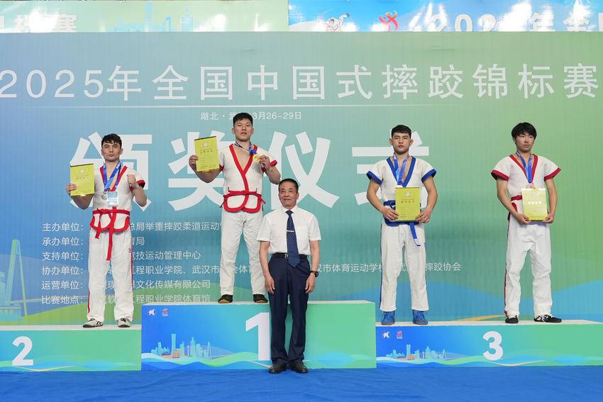 “以沉稳之姿，铸冠军底色”——记武汉体育学院中国式摔跤队队长刘潇扬.docx