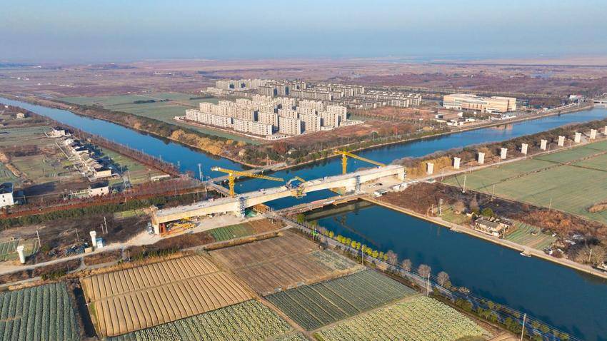 【交通强国】通苏嘉甬高铁慈溪特大桥跨八塘江连续梁精准合龙.docx