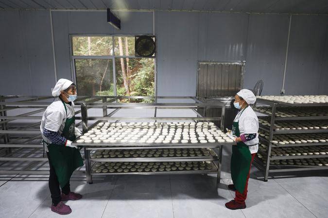 工人在加工间整理新加工的糍粑
