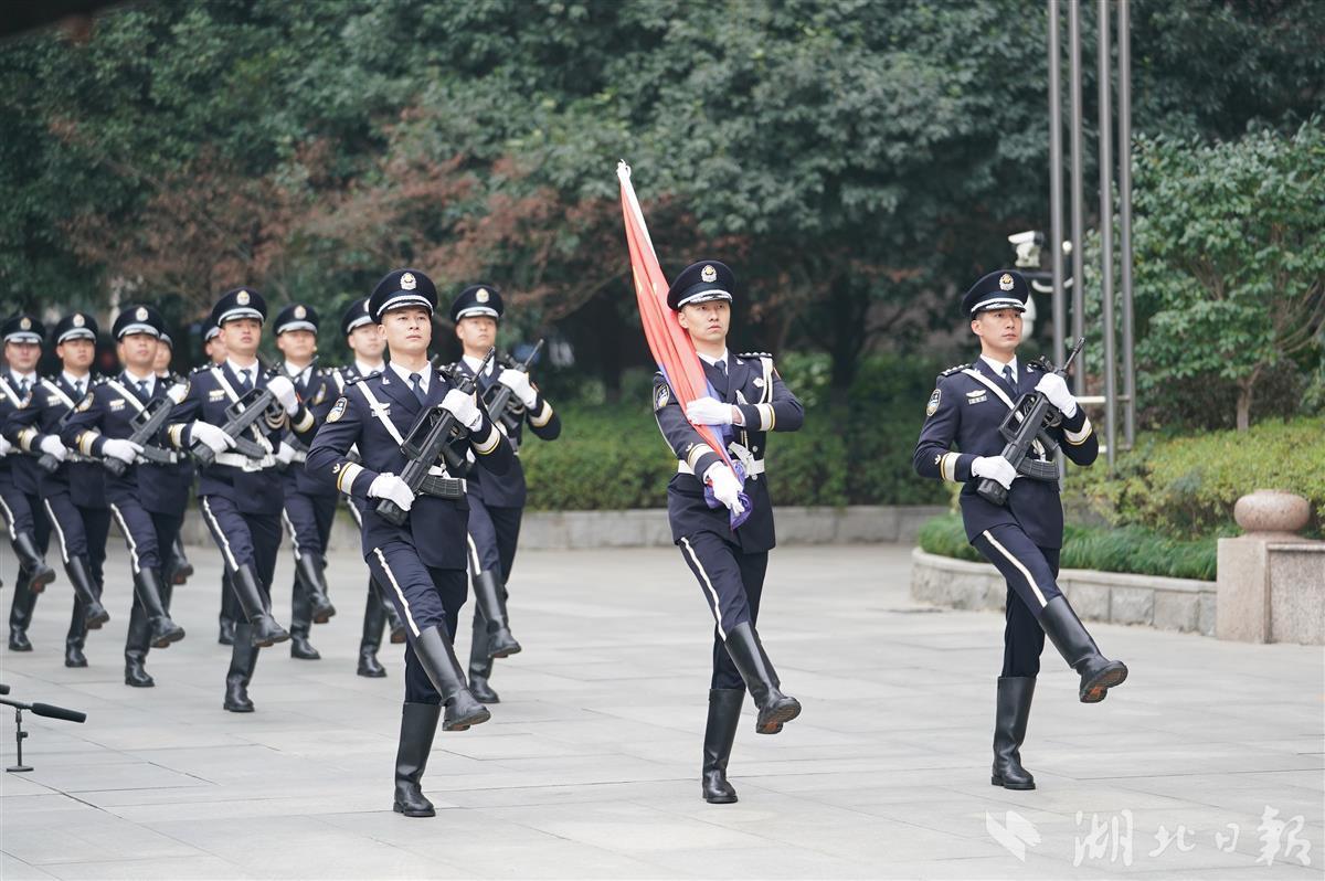 致敬警察节!这身警礼服,真帅 湖北日报新闻客户端