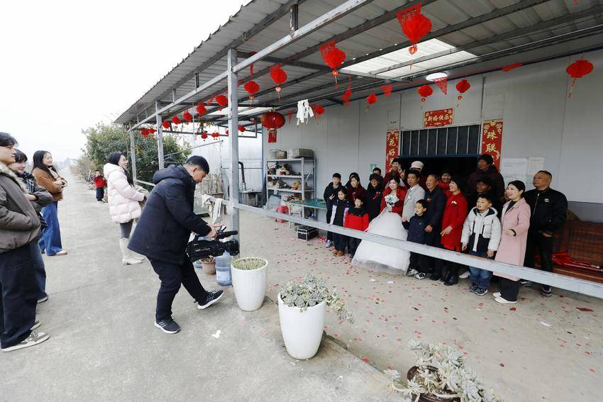 摄像师为新人拍全家福