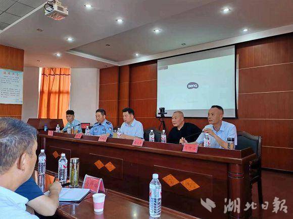 广水交警走进民政局宣讲交通安全