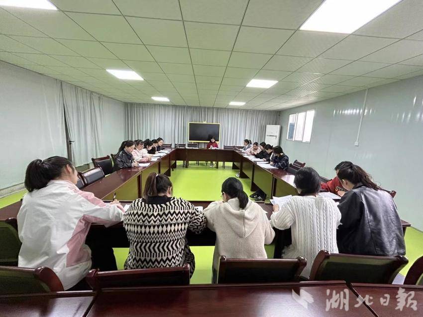 利川市东城公办中心幼儿园开展青蓝结对主题教研活动.docx