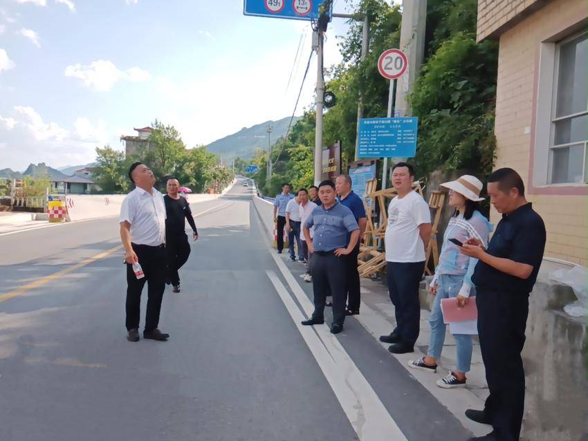 烈日下青年干部通过用“脚步丈量”的实战精神推动“双创”工作现场会