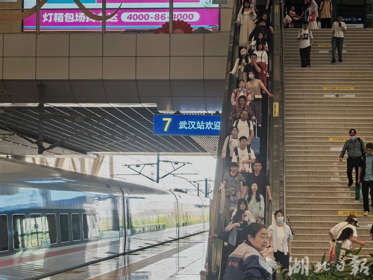 旅客下扶梯，到8站台乘车，丝毫没有注意到旁边7号站台的热备车。湖北日报全媒记者 胡祎 摄