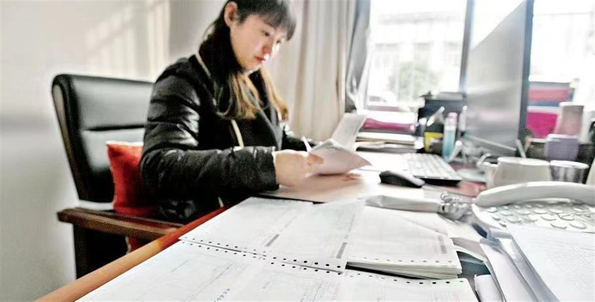 汪海燕在整理项目资料。