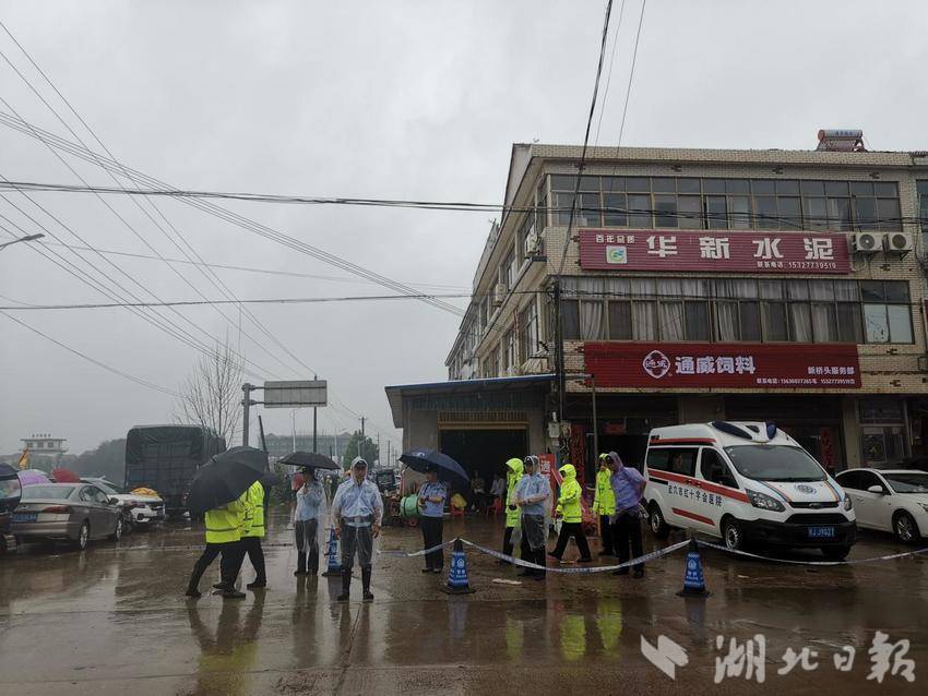 龙舟竞渡庆端午，安保维稳护安全——花桥镇筑牢百米港龙舟平安防线(1).docx