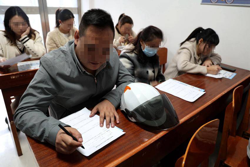 违法上路机动车驾驶员在进行闭卷交通安全知识测试