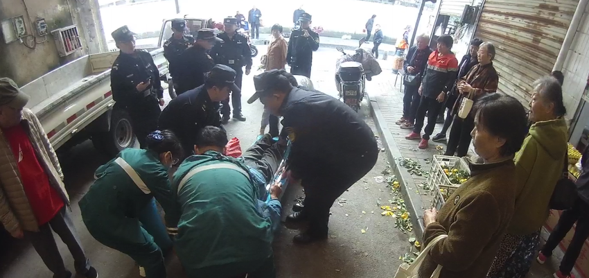 巡查遇老人摔倒“执法蓝”紧急救援显担当(1).doc