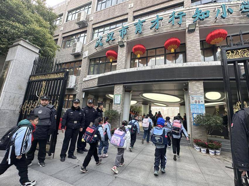 “陪”你上学 “护”你平安江岸公安多警联动全力护航“开学季”(1)(1)(1)(3).docx