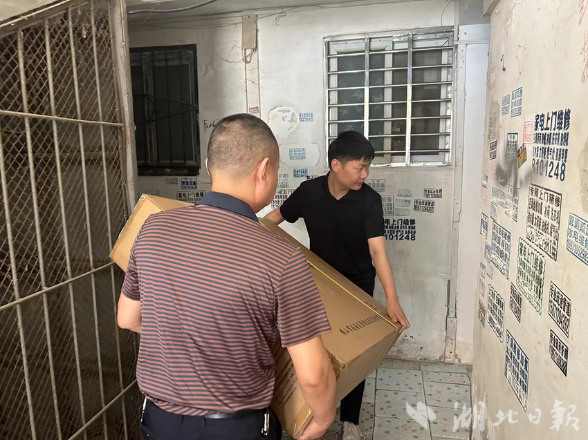 图为汉川市残联工作人员送辅具上门