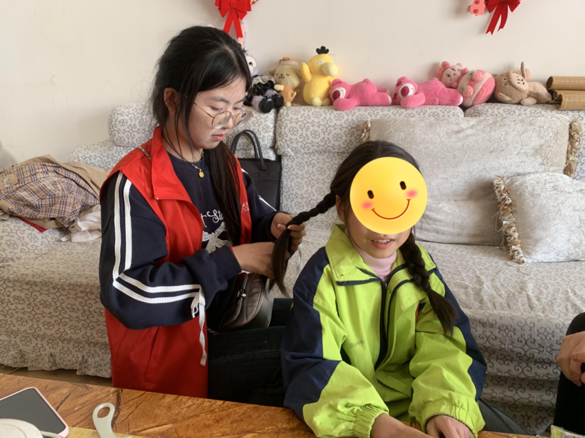 守望红色热土 拥抱红安童心.docx