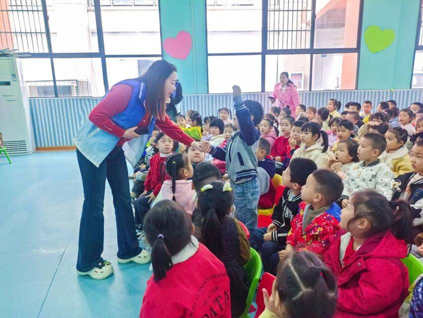 六泉湖幼儿园垃圾分类活动总结.doc