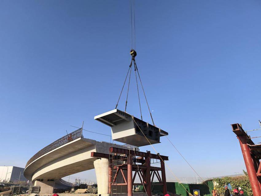 【交通强国】中交二航局北湾快速通道项目首节钢箱梁吊装.docx