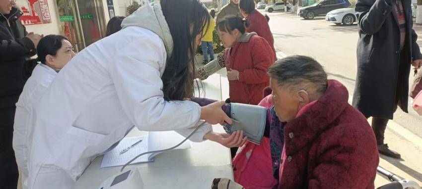 陈贵镇：便民服务进湾组 贴心关怀暖人心.docx