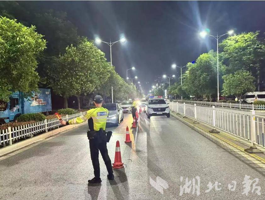 ▲鄂州交警在考点周边重点路段严查酒醉驾等交通违法行为。