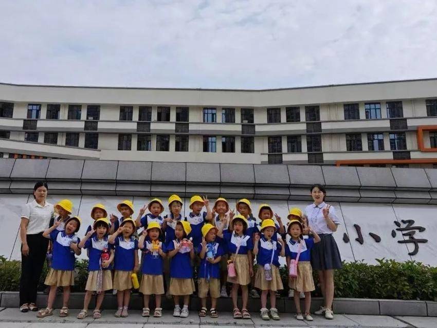 二幼要闻  小学初体验 衔接零距离——第二实验幼儿园“走进小学”活动.docx