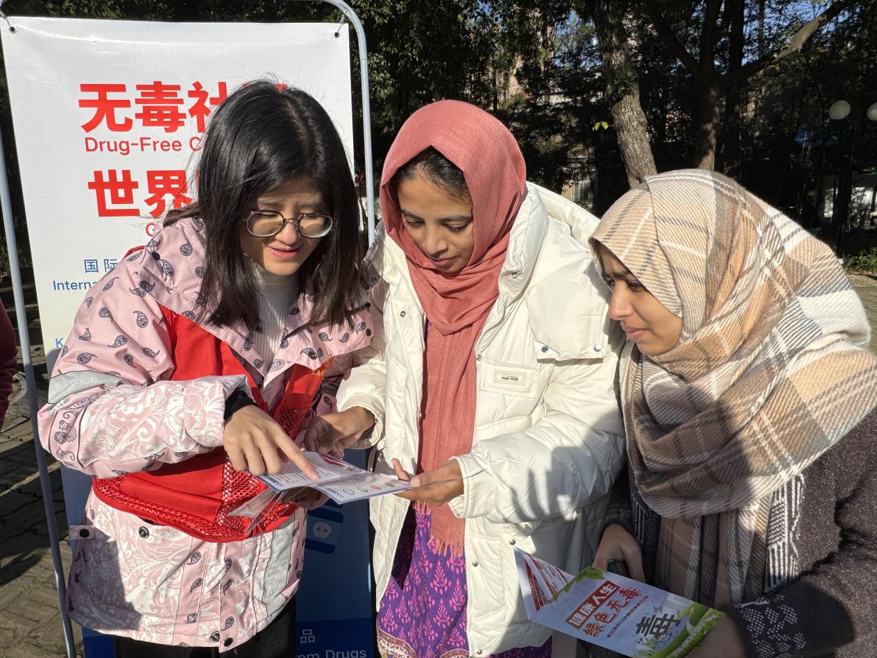 11.26“仿真毒品”进社区，红卫路这波禁毒宣传太硬核.docx