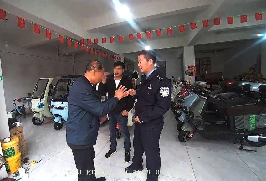 民警帮谢大伯买车
