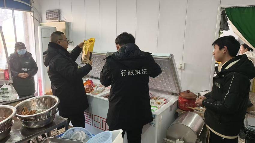 聚集网红餐饮安全  万和市场监管所扎实开展辖区汉堡炸鸡奶茶店专项检查.doc