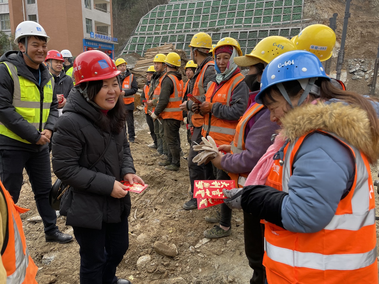 中建七局：春节慰问送温暖，情系工地暖人心.docx