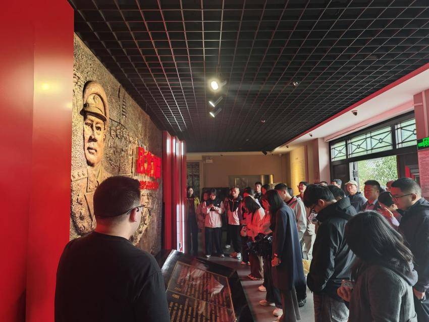 红色洗礼铸忠诚    知行合一勇担当.docx