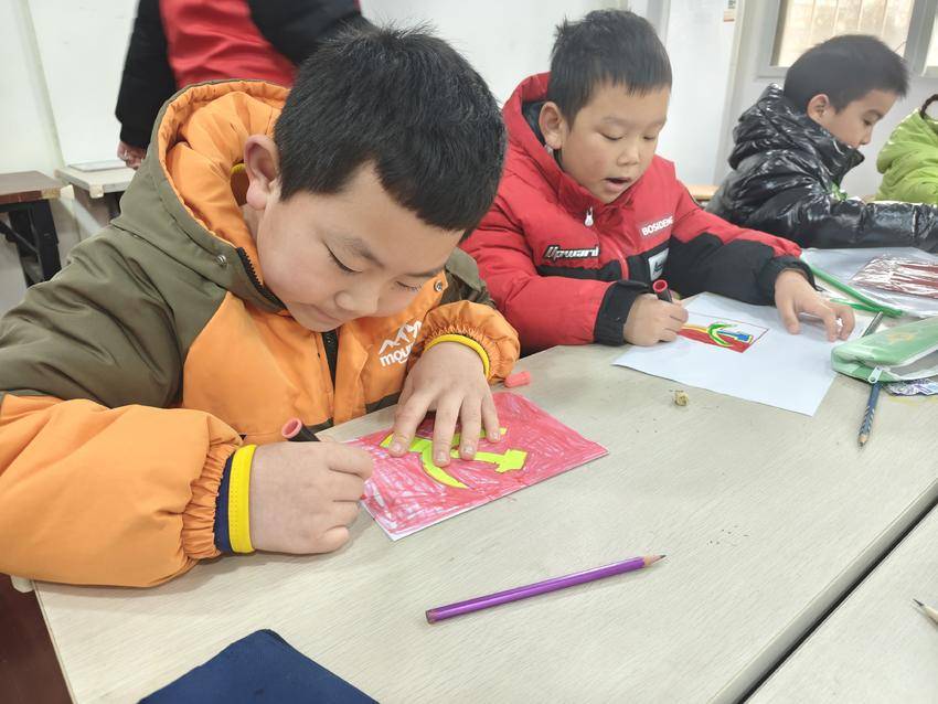 社区开启寒假托管，“五老”带来思政绘画课.doc
