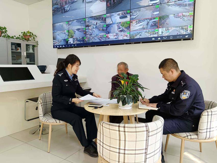 民警在给李大伯解惑