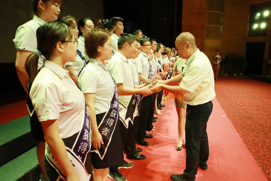 颁 奖 仪 式金年华集团公司董事长石少波,副董事长余君波,金东方教育