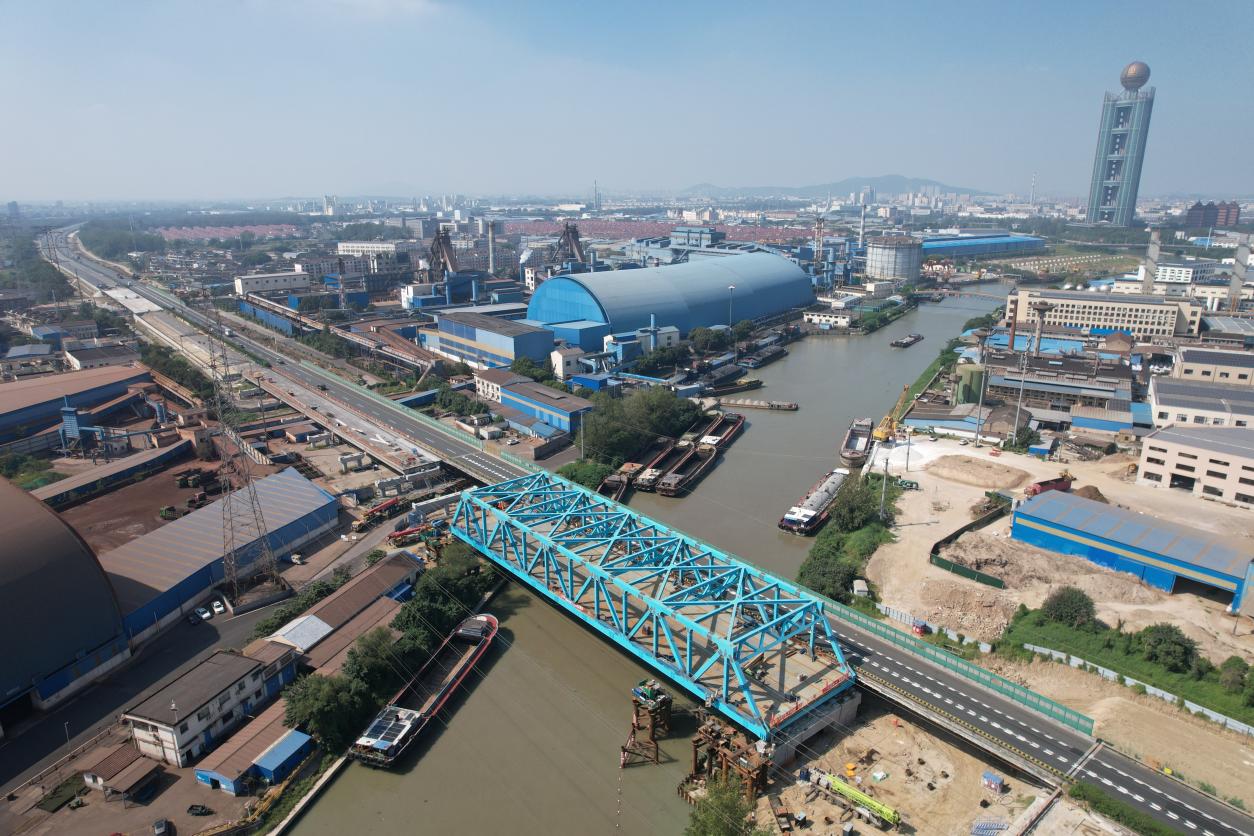 【一线传声】中交二航局沪武高速项目申张线大桥钢桁梁落梁顺利完成.docx