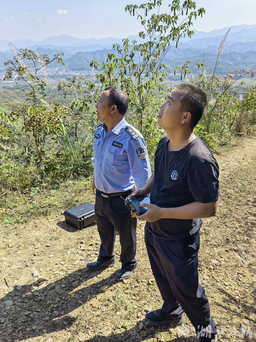 通山警方运用无人机在密林中搜寻失联老人。通讯员 柯国强 摄