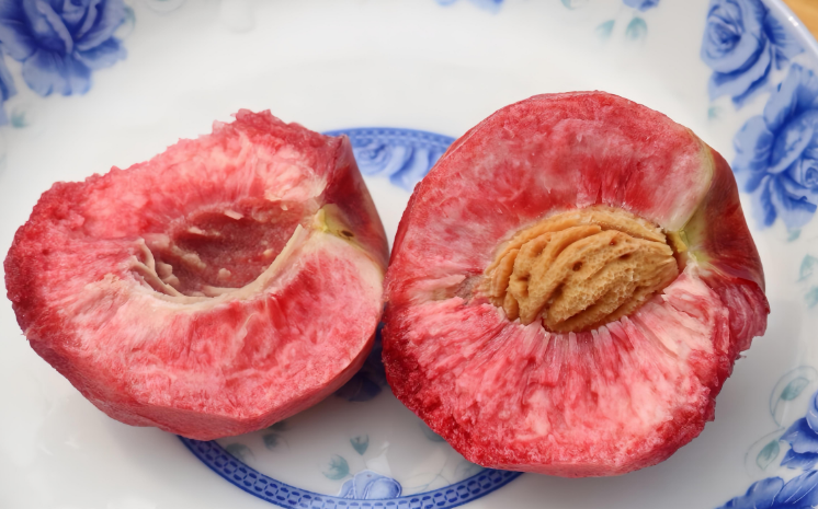 胭脂红鲜桃是广水特产，果皮淡红、果肉深红，因食用后嘴唇如抹上“胭脂红”唇膏而得名。