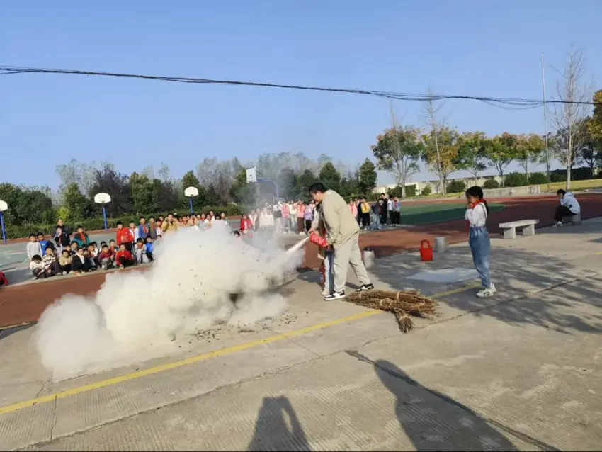 开展消防演练(1).docx