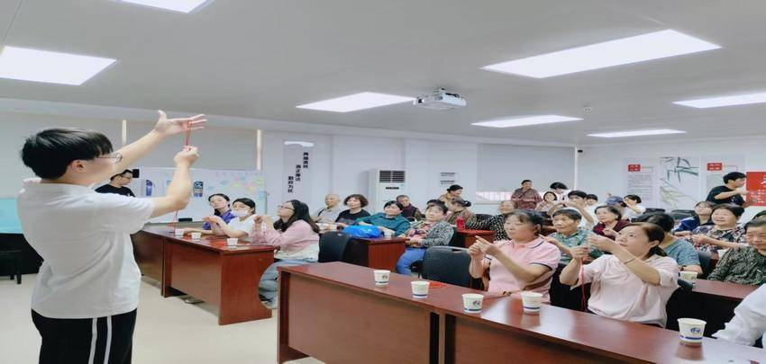 9.29巧手共编同心结，双节同庆家国圆主题活动.docx